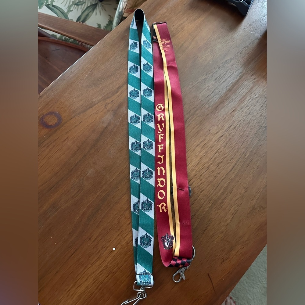 Universal The wizarding world of Harry Potter 2 Lanyards Slytherin & Gryffindor - Picture 2 of 9